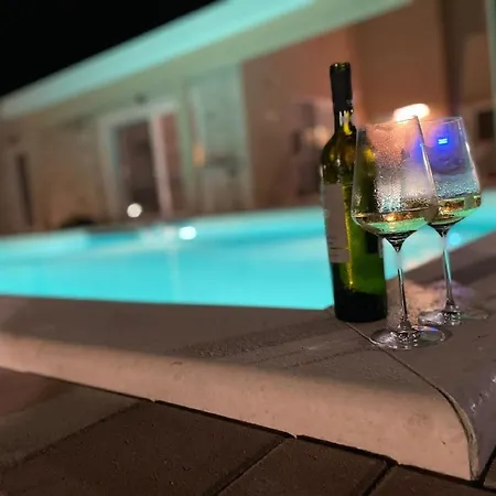 Feriehus Ferienhaus Mit Privatpool Fuer 6 Personen Ca 180 Qm In Privlaka, Dalmatien Norddalmatien
