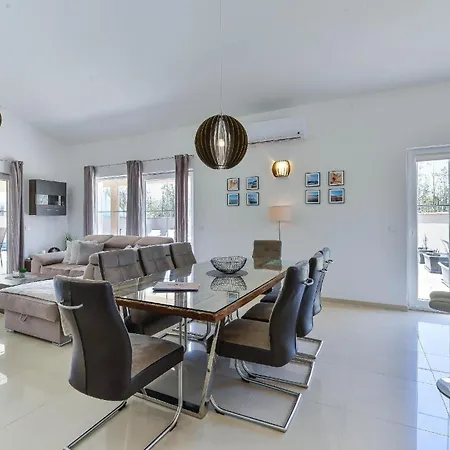 Ferienhaus Mit Privatpool Fuer 6 Personen Ca 180 Qm In Privlaka, Dalmatien Norddalmatien * Privlaka (Zadar)