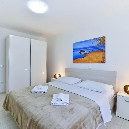 Feriehus Ferienhaus Mit Privatpool Fuer 6 Personen Ca 180 Qm In Privlaka, Dalmatien Norddalmatien