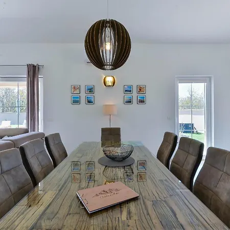Ferienhaus Mit Privatpool Fuer 6 Personen Ca 180 Qm In Privlaka, Dalmatien Norddalmatien Feriehus *