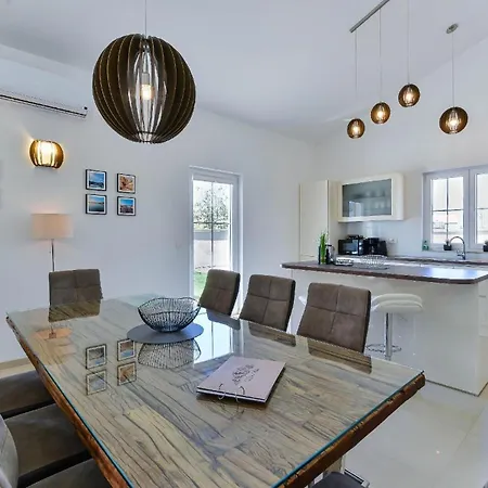 Ferienhaus Mit Privatpool Fuer 6 Personen Ca 180 Qm In Privlaka, Dalmatien Norddalmatien