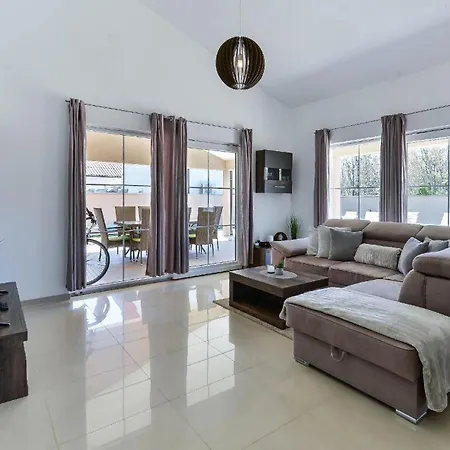 Ferienhaus Mit Privatpool Fuer 6 Personen Ca 180 Qm In Privlaka, Dalmatien Norddalmatien Feriehus Privlaka (Zadar)