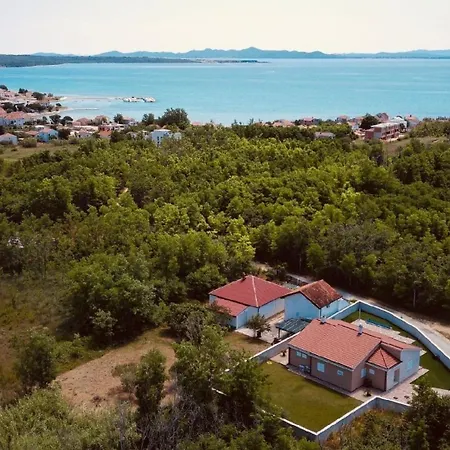 Feriehus Ferienhaus Mit Privatpool Fuer 6 Personen Ca 180 Qm In Privlaka, Dalmatien Norddalmatien *